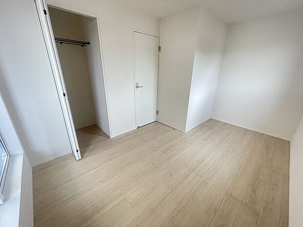 バルコニーに面した明るいお部屋