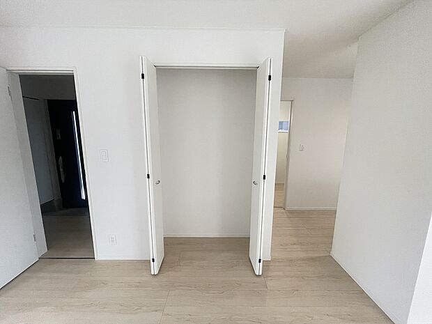 あると嬉しいリビング収納完備です。