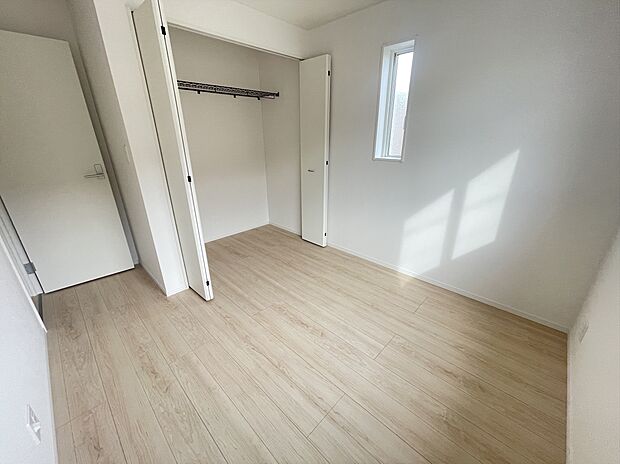 バルコニーに面した明るいお部屋