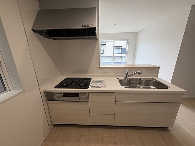 カウンターキッチン。収納スペースも豊富。