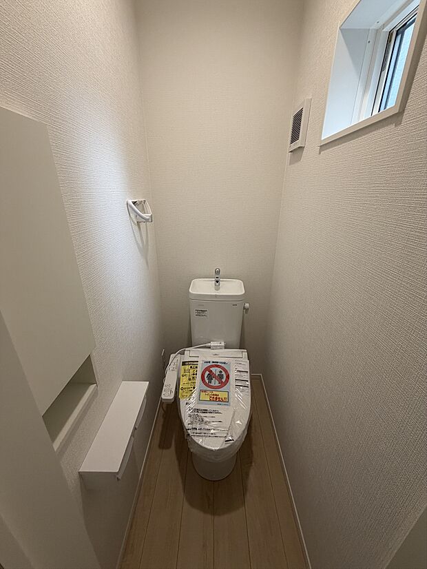 トイレ内にも小窓完備。換気も行えます。