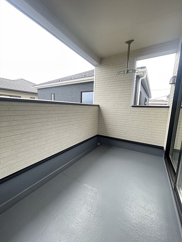 急な雨でも安心の屋根付きインナーバルコニー