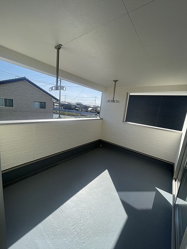 急な雨でも安心の屋根付きインナーバルコニー