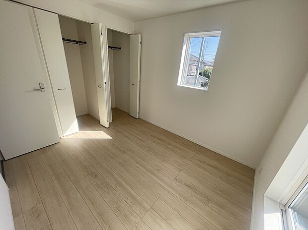 バルコニーに面した明るいお部屋