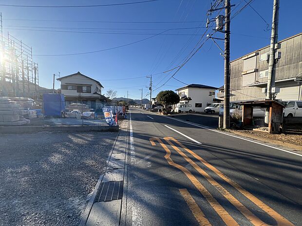 前面道路広々。駐車もスムーズ。