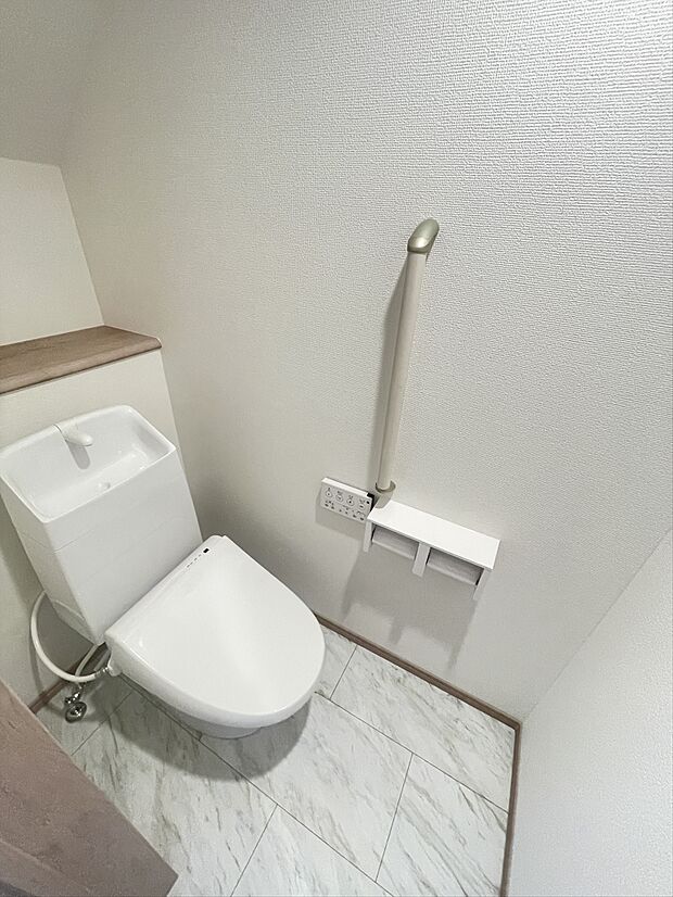 トイレ内もホワイトカラーでお好きなインテリアが映えます。