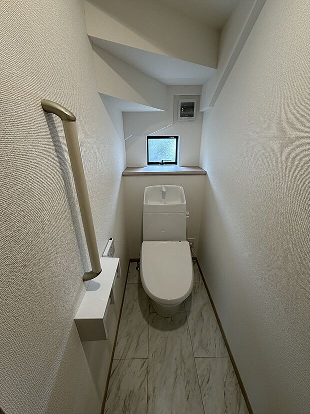 階段下を使った1階トイレ内。ホワイトカラーでお好きなインテリアが映えます。