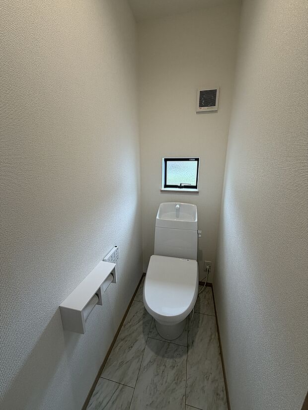 2階トイレ内にも小窓完備。温水洗浄付きで毎日をより快適に。