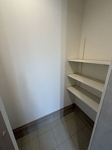玄関のシューズインクローク！ベビーカーなどの収納にも役立つ空間です。