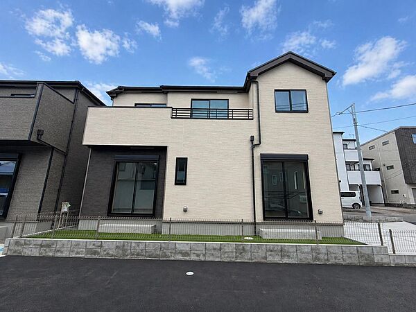 完成致しました！シンプルでいつまでも飽きの来ない外観デザインに仕上がりました。南向きバルコニー。