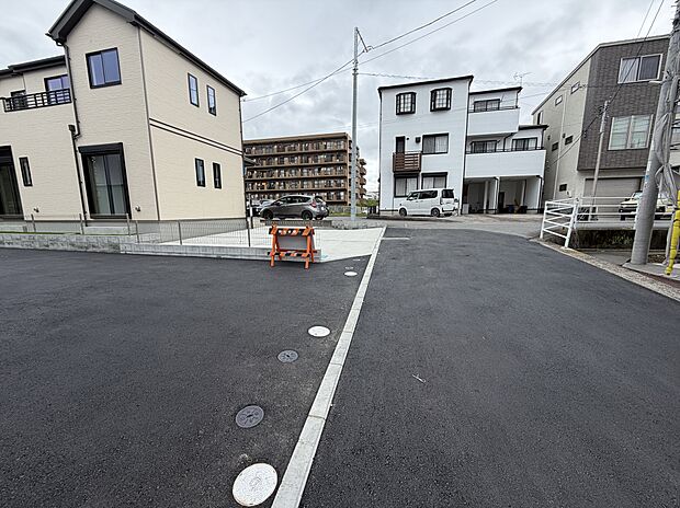 前面道路はお車通りの少ない閑静な住宅街です。