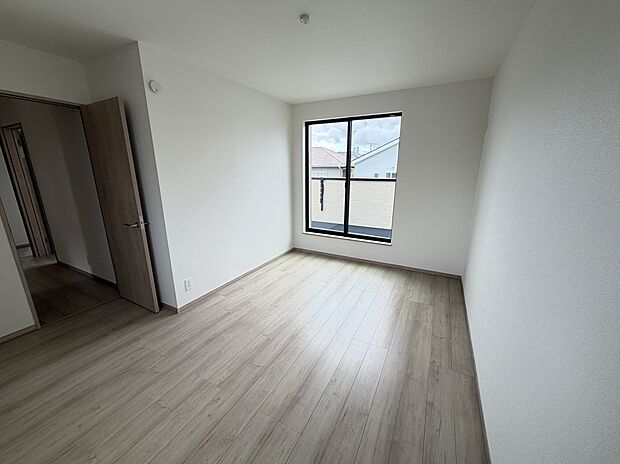 2階の主寝室。バルコニーに出られるお部屋です。