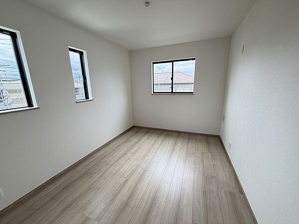お子様のお部屋に丁度いい洋室です。各居室、パイプハンガーのついた大容量のクローゼットが完備！