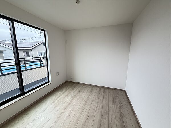 お子様のお部屋に丁度良い洋室。クローゼット内に沢山収納できるので、お部屋を広々使えます。