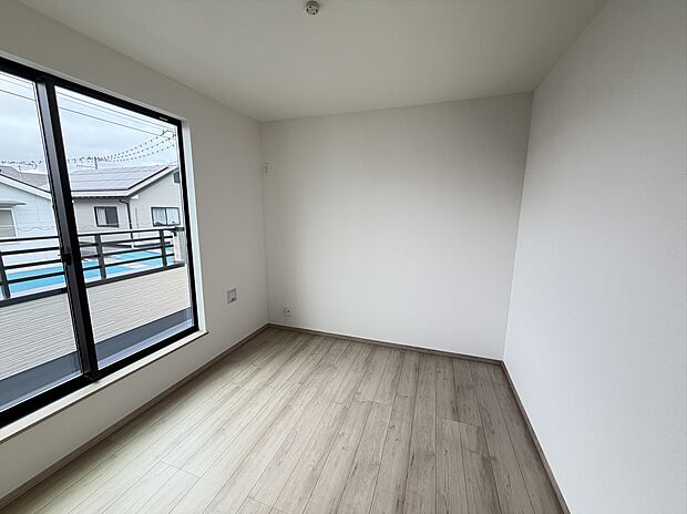 お子様のお部屋に丁度良い洋室。クローゼット内に沢山収納できるので、お部屋を広々使えます。