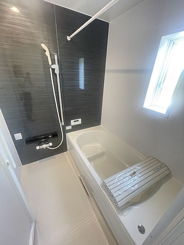 【一日の疲れを癒す1坪バス】大人でも足を伸ばしてゆったり浸かれる広々とした浴槽です。