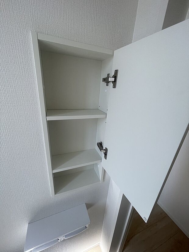 【トイレ内部収納】予備ペーパーやお掃除グッズの収納に活躍します。