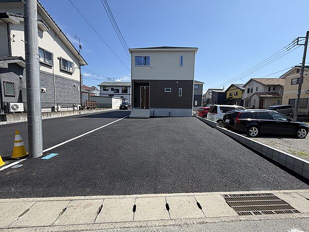 【ゆとりある駐車スペース】広々とした敷地でお車もスムーズに駐車できます。
