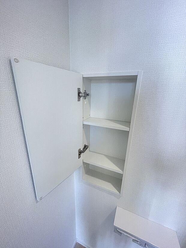 【トイレ内部収納】予備ペーパーやお掃除グッズの目隠しにも活躍します。