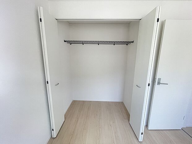 【折れ戸仕様で開閉スムーズ】手前に大きく広がらない折れ戸タイプ。ベッドなどの家具が近くにあっても邪魔