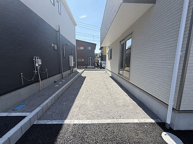 【陽当たり良好の南庭】お子様のお外遊びやお友達を呼んでバーベキューなども楽しめる広々南庭。