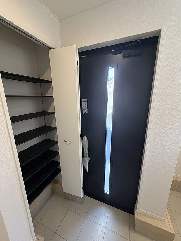【大型シューズボックス完備】天井まである大容量の靴箱。家族全員の靴がすっきり収まります