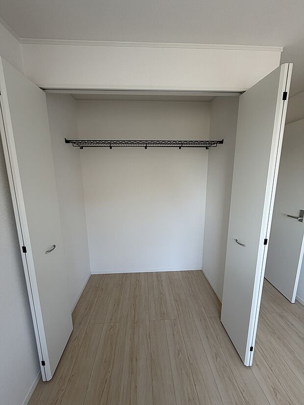 【全居室にクローゼット完備】各お部屋に専用のクローゼットを配置。