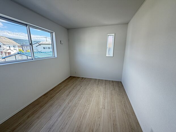 【2面採光で明るい朝を】朝の心地よい光が差し込むお部屋。毎朝すっきりと目覚めることができます。