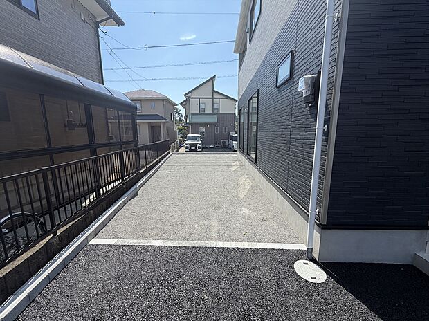 【陽当たり良好の南庭】南側が開けているので、室内に暖かな陽光が差し込む1棟です!