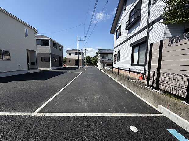 【分譲地内の前面道路】広々間口で駐車もスムーズに行えます