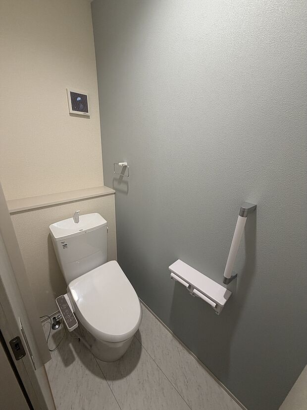 【節水型で経済的】従来のトイレに比べて大幅に水量をカットできる、家計に優しい最新の節水仕様です。