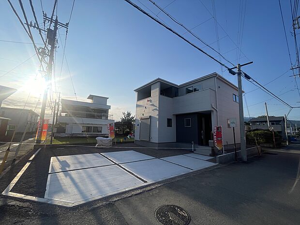 【ゆとりのカースペース】3台分の駐車スペースを確保。平坦地のため、毎日の出し入れもスムーズです。
