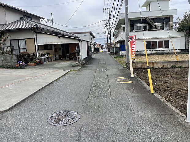 【前面道路】平坦で歩きやすい周辺環境。周辺の建物との間隔も程よくあり、開放的な印象の立地です。