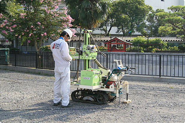 地盤がどの程度の建物の重さに耐え、沈下に抵抗する力（地耐力という）をもっているかを調べます