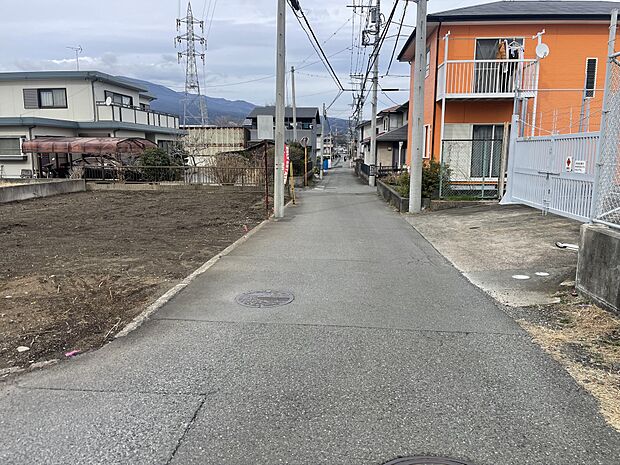 【前面道路】見通しが良く、落ち着いた雰囲気の前面道路。周辺は交通量が少なく小さなお子様も安心です。