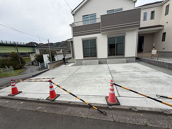 広々間口でお車の出し入れも楽々！