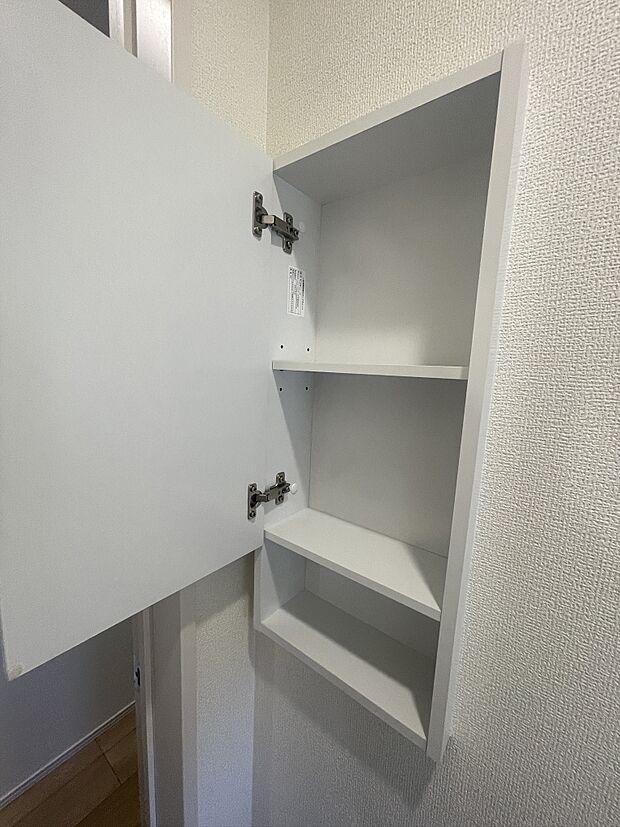 トイレ内にも小物収納を設けて、スッキリと収納できます。