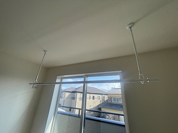 2階のバルコニー前には室内物干し竿を設置致しました。