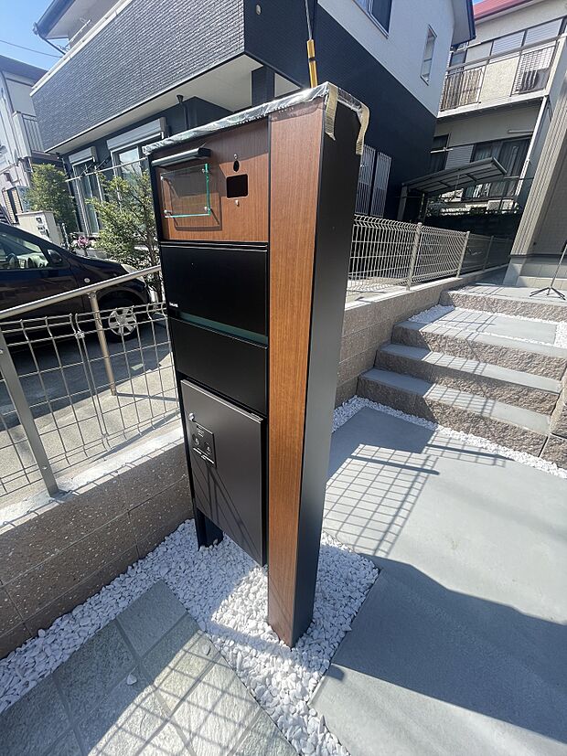 門柱もおしゃれに仕上がりました。高級感のある玄関アプローチ。