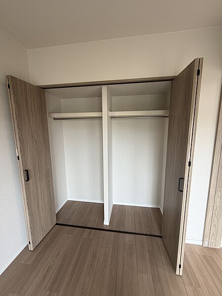 奥行のあるクローゼット！お洋服もスッキリ。