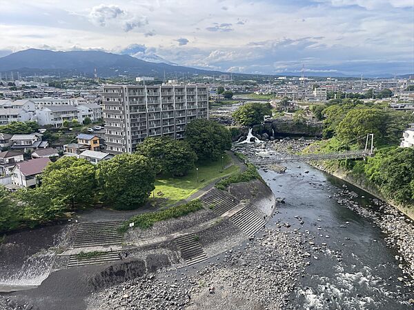玄関を開けると雄大な富士山と鮎壺の滝が望めます！