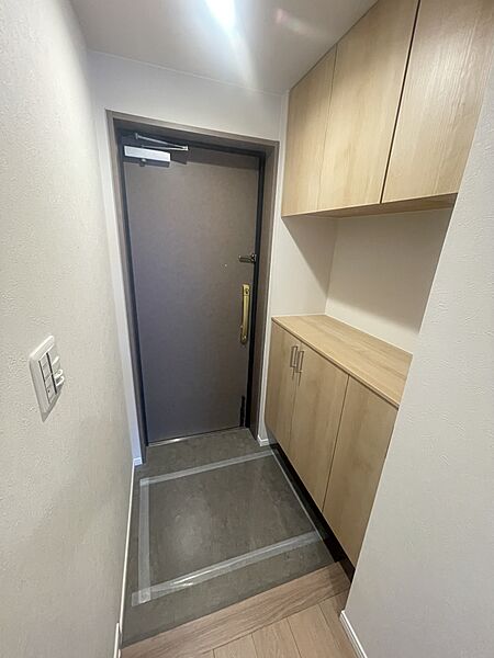 天井まである大容量の靴箱。家族全員の靴がすっきり収まり、いつでも綺麗な玄関を保てます。