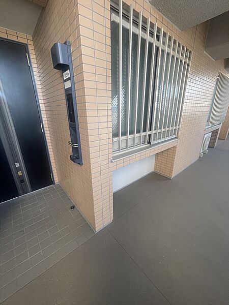 共有部分の廊下にも室外機が設置可能なスペース確保済！北側のお部屋にも問題なくエアコンの設置が可能です