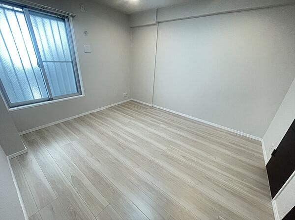 シンプルな床と壁。お子様の好みに合わせたお部屋の模様替えが簡単に楽しめます。