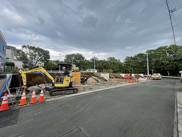 【前面道路】見通しが良く、小さなお子様がいても安心なフラット道路。緑豊かな落ち着いた住環境です。