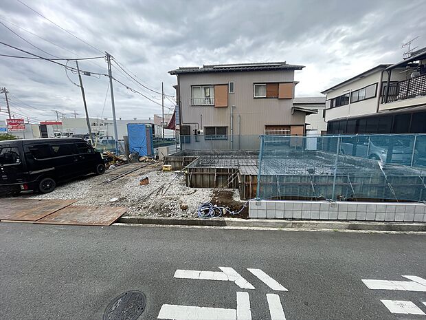 【現地土地】2026年10月完成予定の新築戸建。日当たりも良く、周辺は開放感のある平坦地です。