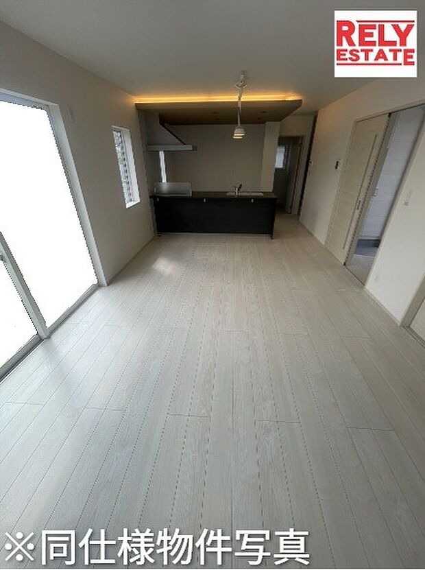 【リビング】同仕様写真。LDKは17帖と広々住空間。キッチンからLDKに目が届き、お子様も安心です。