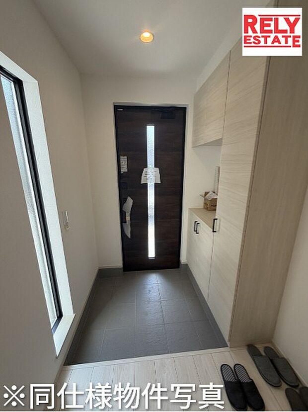 【玄関】同仕様写真。重厚感のある玄関ドアがお出迎え。大きなシューズボックスも設置。