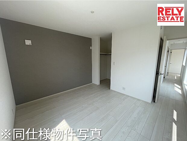 【洋室】同仕様写真。2面採光のお部屋は、明るい陽が差し込み、風通りも良く心地良い住空間です。