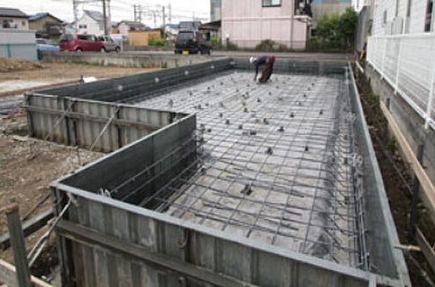 建物を支える基礎配筋工事。耐久性・耐震性を支える重要な工程です。